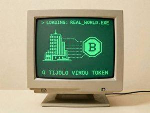 Monitor de computador retrô dos anos 90 exibindo arte ASCII de um prédio urbano conectado a um token digital hexagonal, representando a tokenização de imóveis e ativos reais na blockchain.